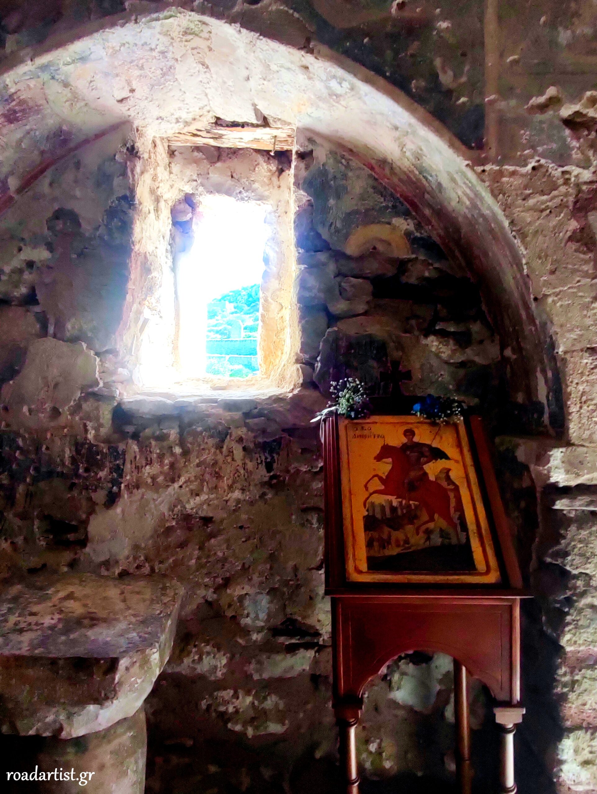 Εκκλησάκι του Αγίου Δημητρίου, μέσα στον αρχαιολογικό χώρο. Ακροκόρινθος.