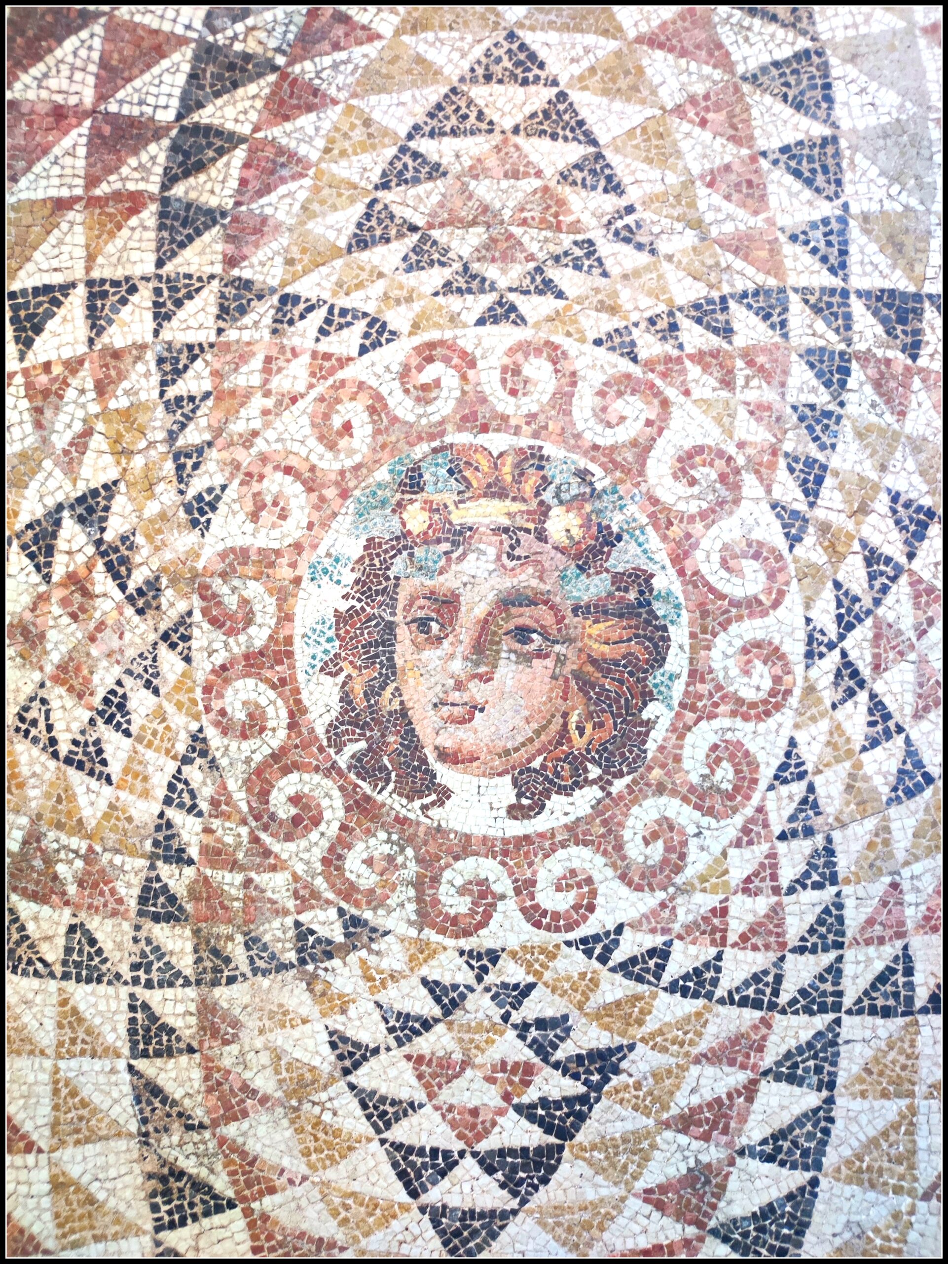 Ψηφιδωτό δάπεδο από Ρωμαϊκή βίλα διακοσμημένο με το κεφάλι του Διονύσου