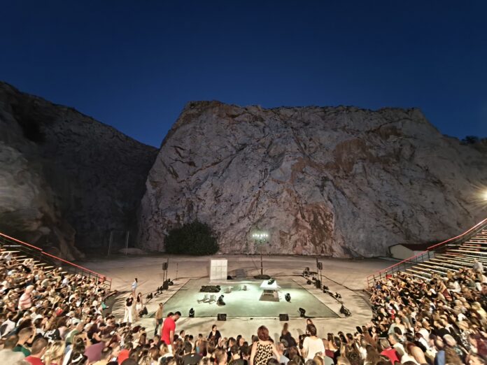 Αντιγόνη, του Σοφοκλή. Στο θέατρο Βράχων.