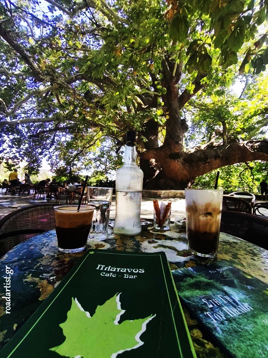 Πρωινός καφές στην Πλατεία της Αγίας Παρασκευής στον Πλάτανο