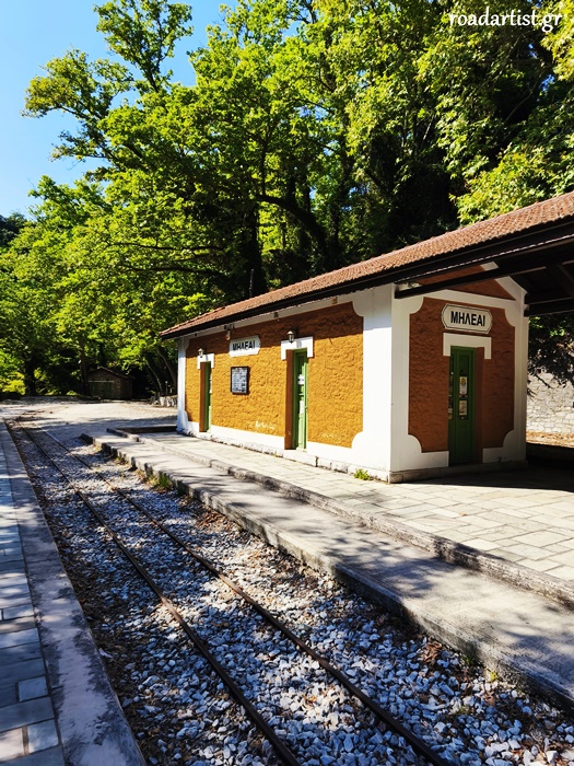 Σταθμός Μηλιές, πανέμορφος μέσα στο δάος. Ο σιδηρόδρομος Βόλου-Μηλεών, ή το τρενάκι του Πηλίου, όπως είναι γνωστότερο, ή αλλιώς Μουντζούρης, είναι ένα τρένο - τουριστικό αξιοθέατο των χωριών του Πηλίου