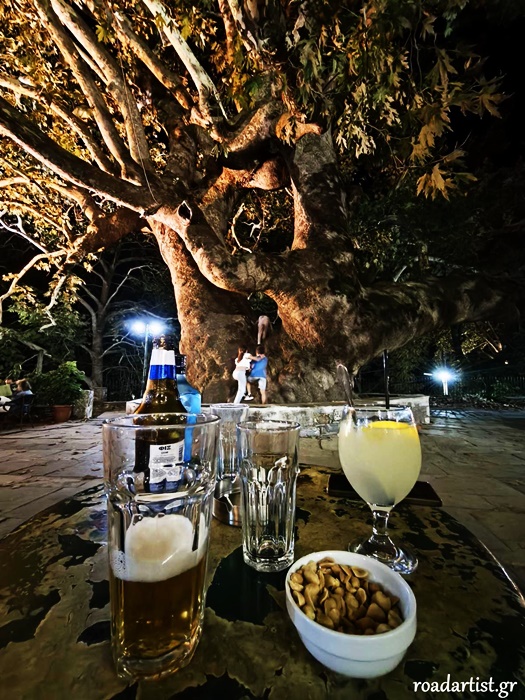 Βράδυ στην πλατεία Αγίας Παρασκευής στην Τσαγκαράδα