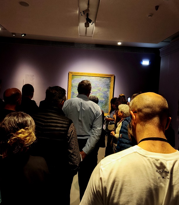 Σαν να είσαι σε μουσείο του εξωτερικού. Κατάμεστη αίθουσα, μπροστά στο πίνακα του Μonet