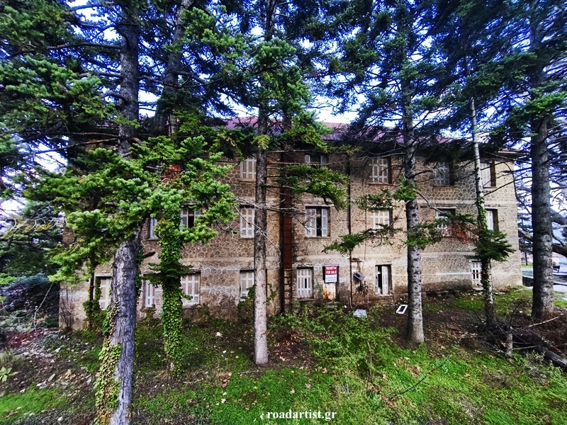 το εγκαταλελειμμένο Ξενοδοχείο «ΘΕΟΞΕΝΙΑ» (ή Θεοφιλία) στα Άνω Τρίκαλα Κορινθίας