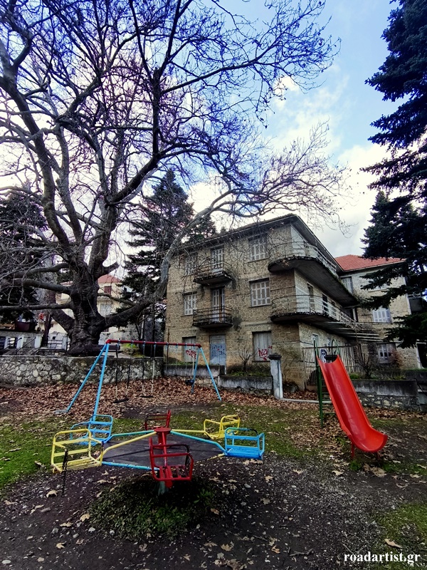 Στο εγκαταλελειμμένο Ξενοδοχείο «Θεοξένια» στα Άνω Τρίκαλα Κορινθίας