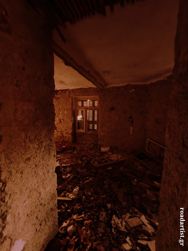 Χαλάσματα που κάποτε ήταν ακριβά σαλόνια.