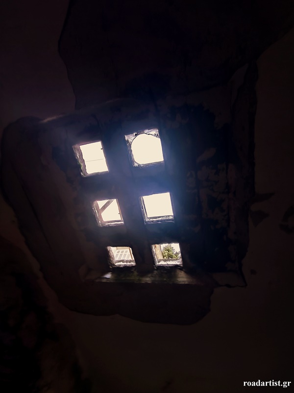 Ταβάνι. Το κτήριο χρήζει ολικής ανακαίνισης