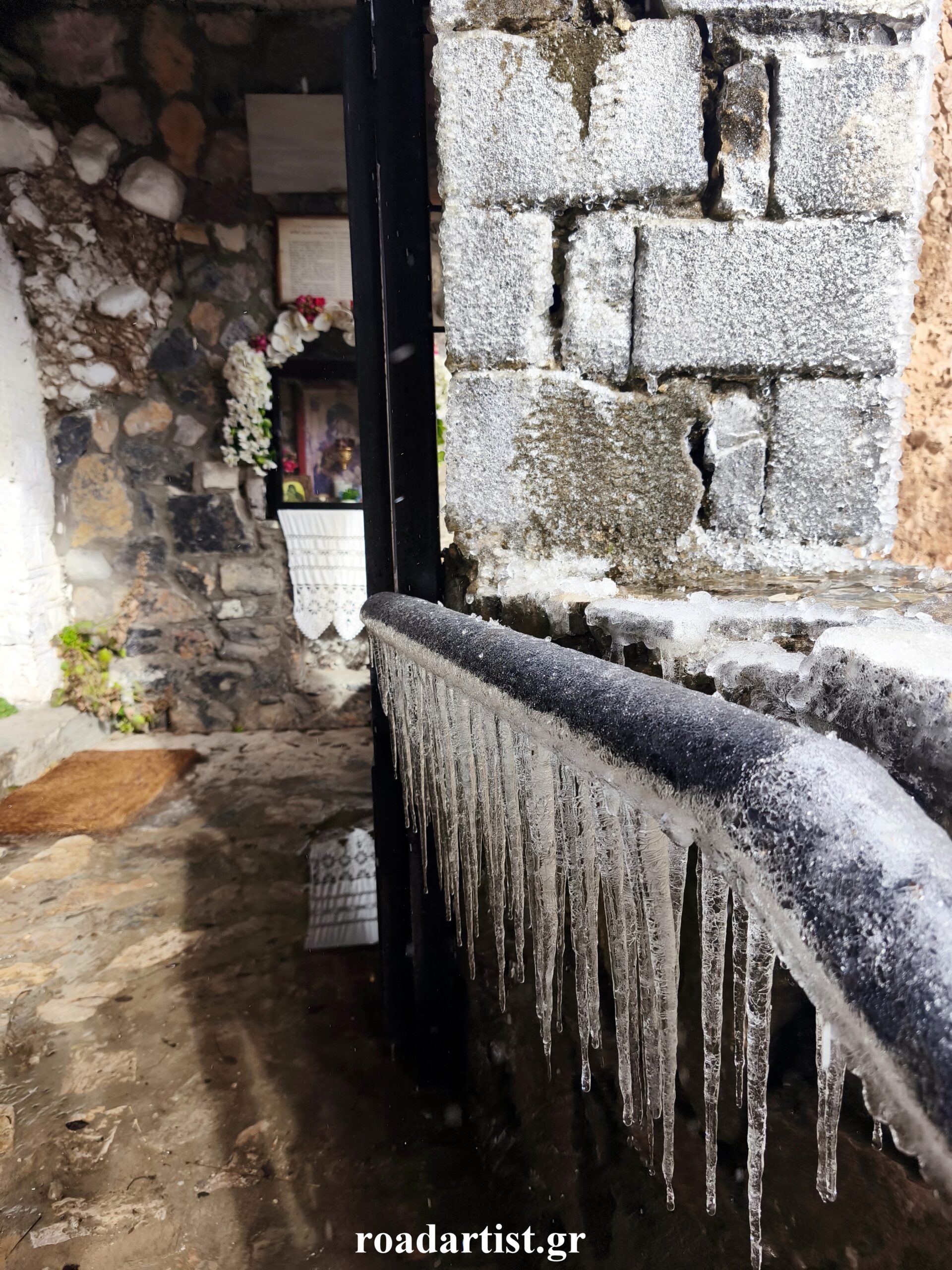 Παγωμένα σκαλοπάτια, Παναγία του Βράχου στο χωριό Ταρσός Κορινθίας