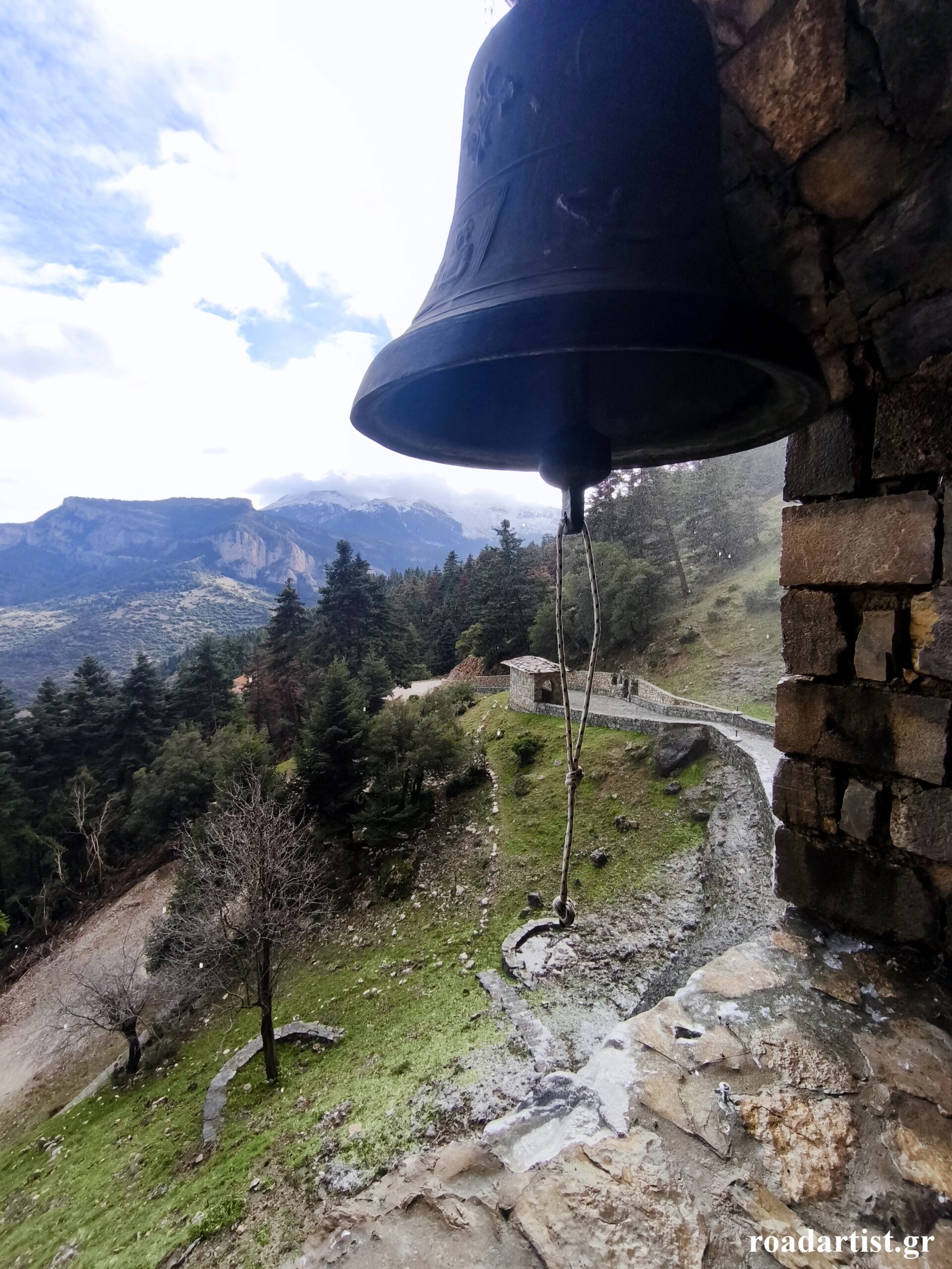 Πριν μπεις μέσα ανασαίνεις βαθιά ατενίζοντας τα βουνά