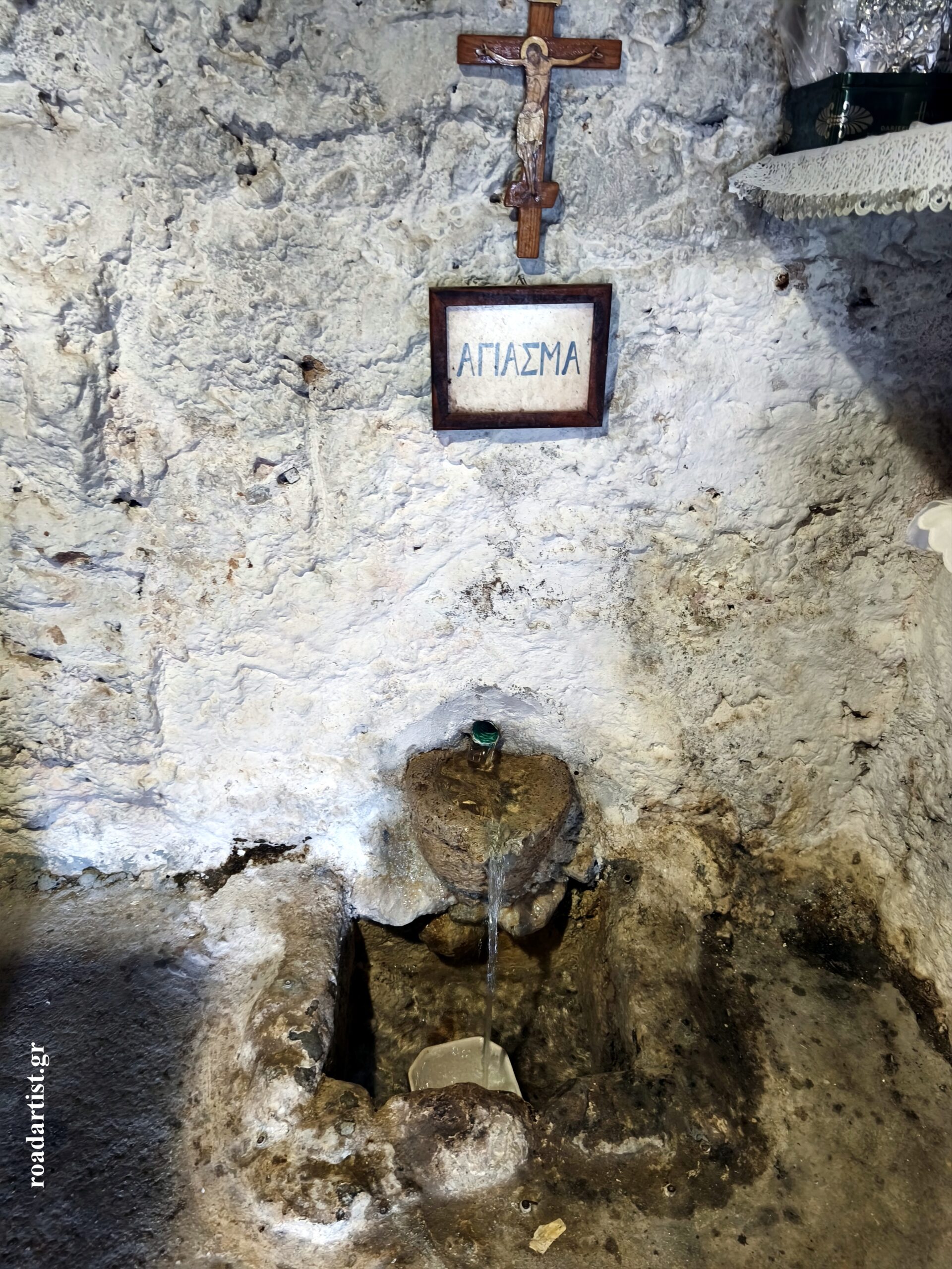 Αγίασμα - νερά που ακούς και μπορείς να πιεις μέσα στο εκκλησάκι