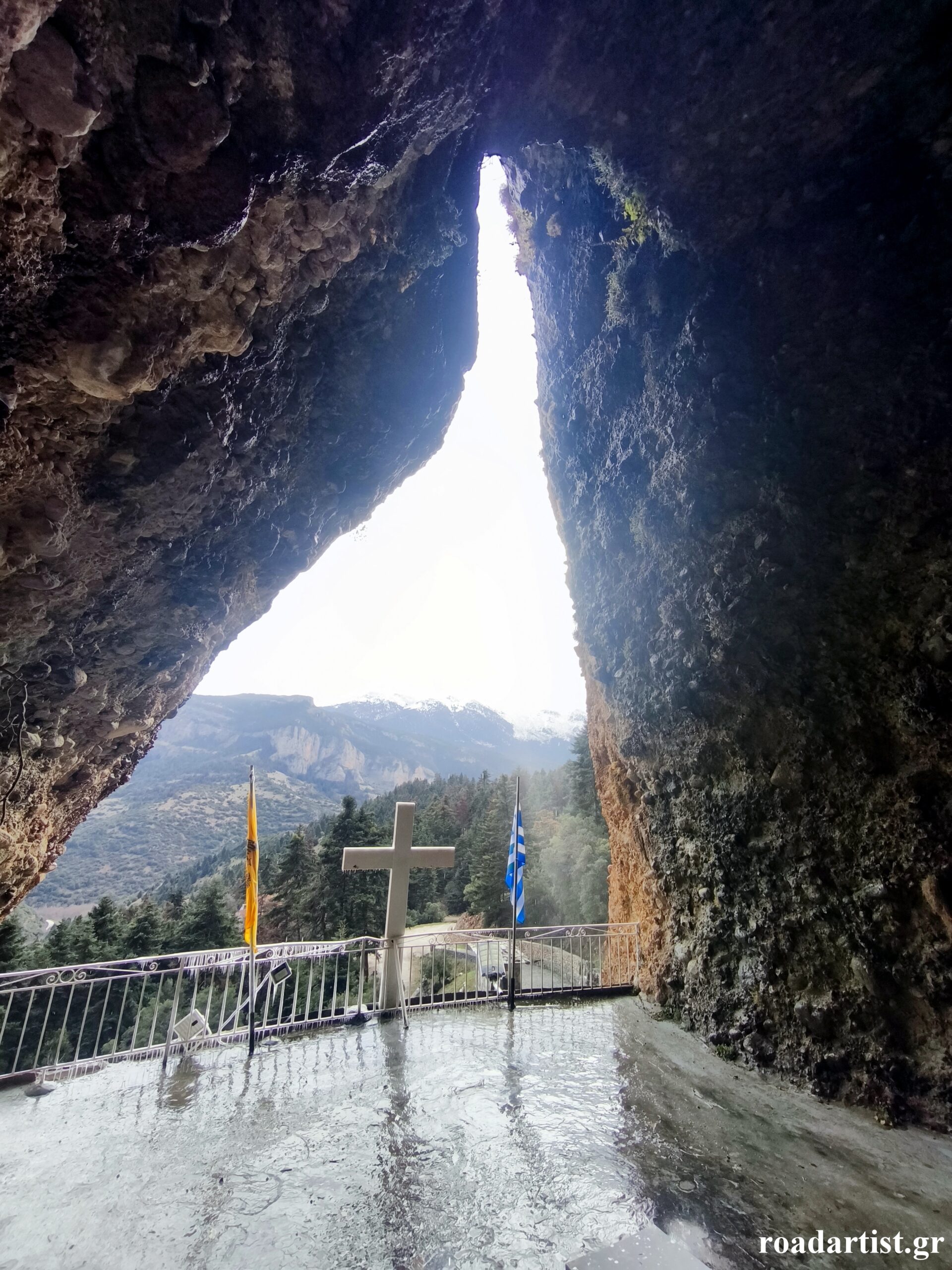 Ανεβαίνοντας ψηλά, η θέα προς τα βουνά της Ζήρειας.