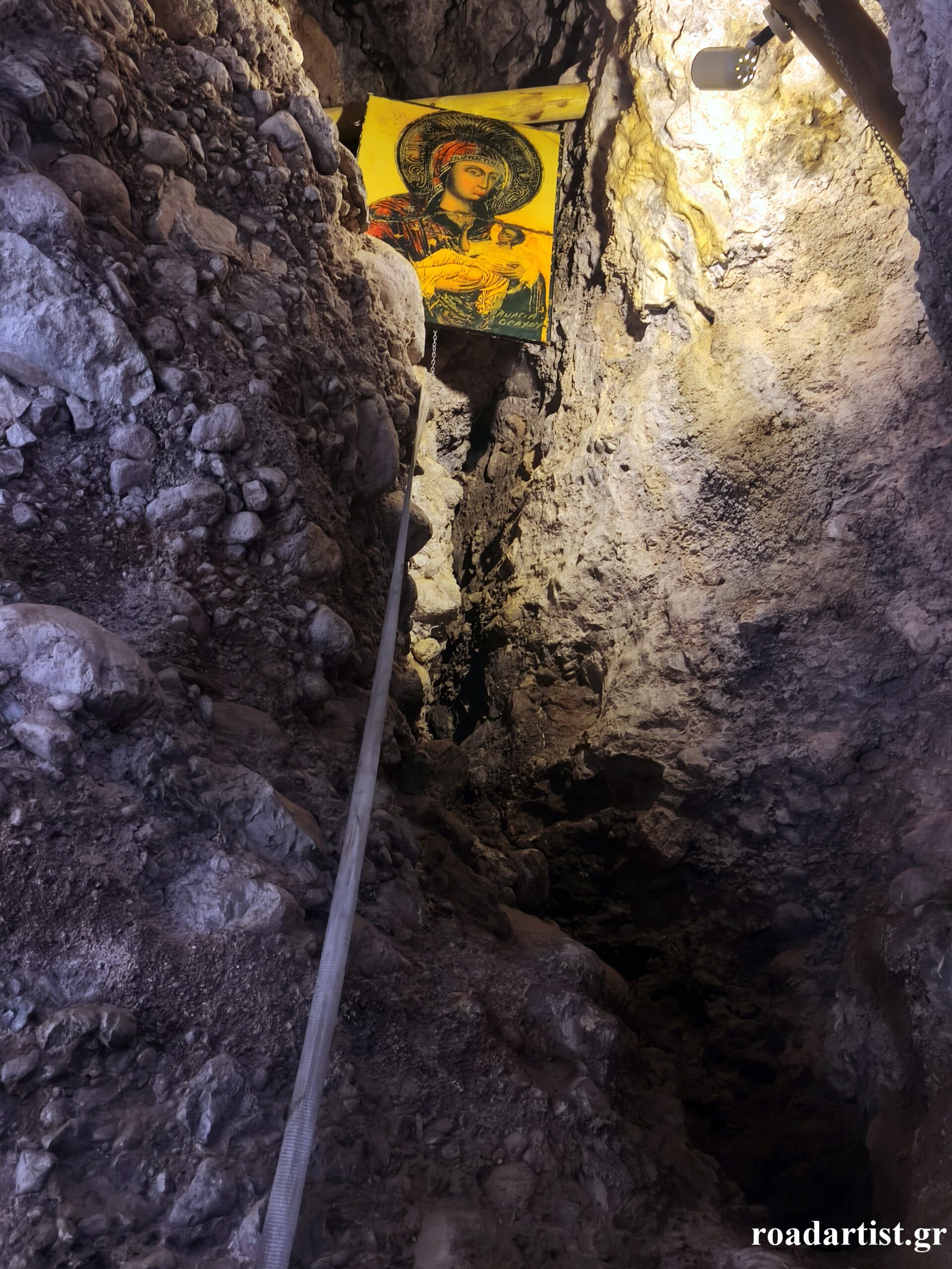 Η Παναγία του Βράχου. Η εικόνα ψηλά μέσα στη σχισμή ενός βράχου
