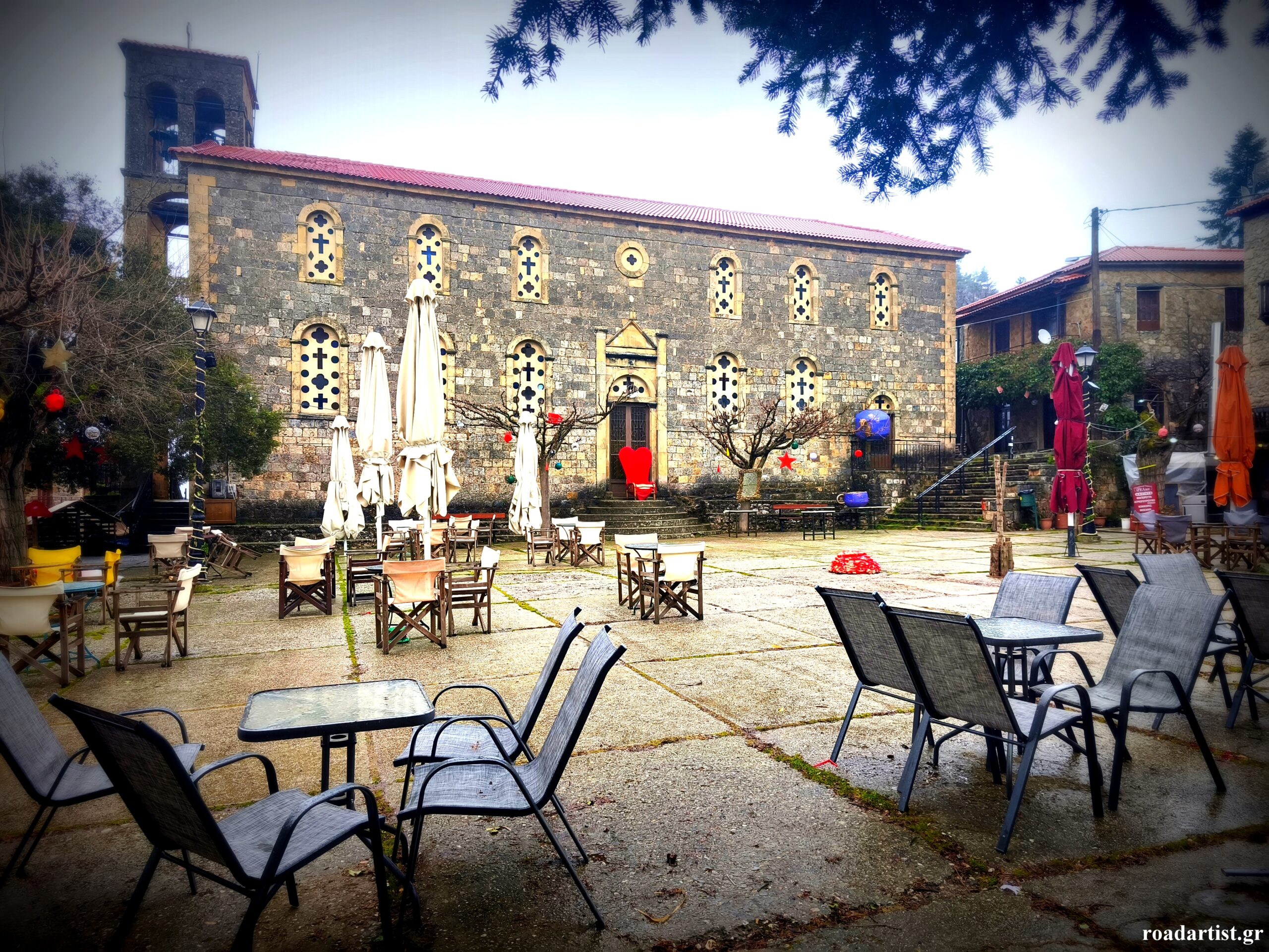 H γραφική πλατεία της Γκούρας