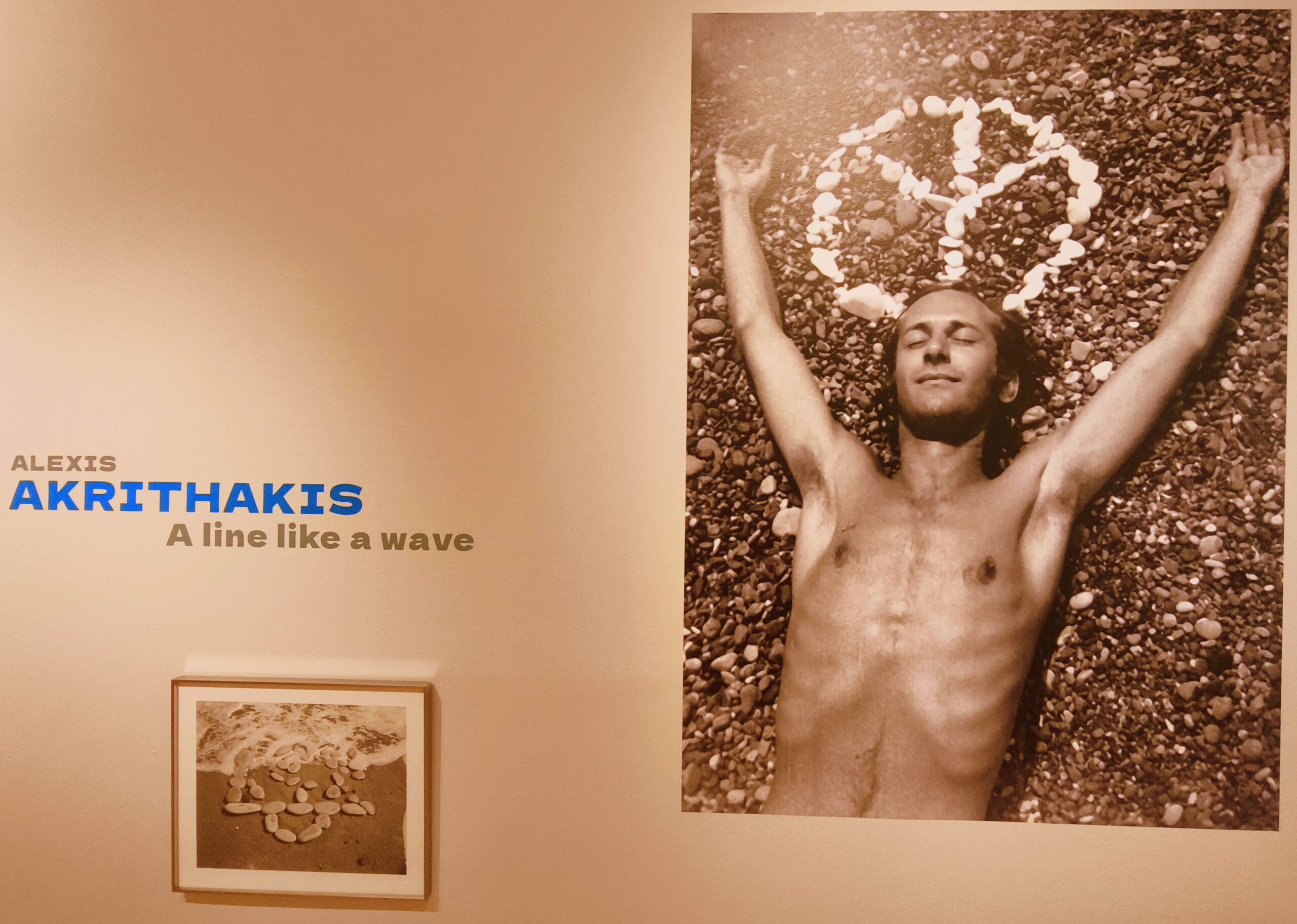 Στην αναδρομική έκθεση για τον Αλέξη Ακριθάκη: «Μια γραμμή κύμα» στο Μουσείο Μπενάκη της οδού Πειραιώς