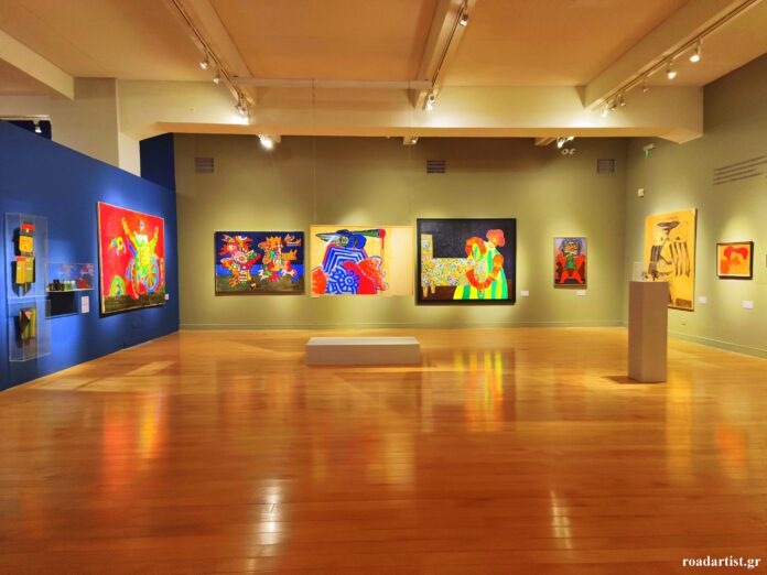 Στην αναδρομική έκθεση «Αλέξης Ακριθάκης. Μια γραμμή κύμα» στο Μουσείο Μπενάκη της οδού Πειραιώς