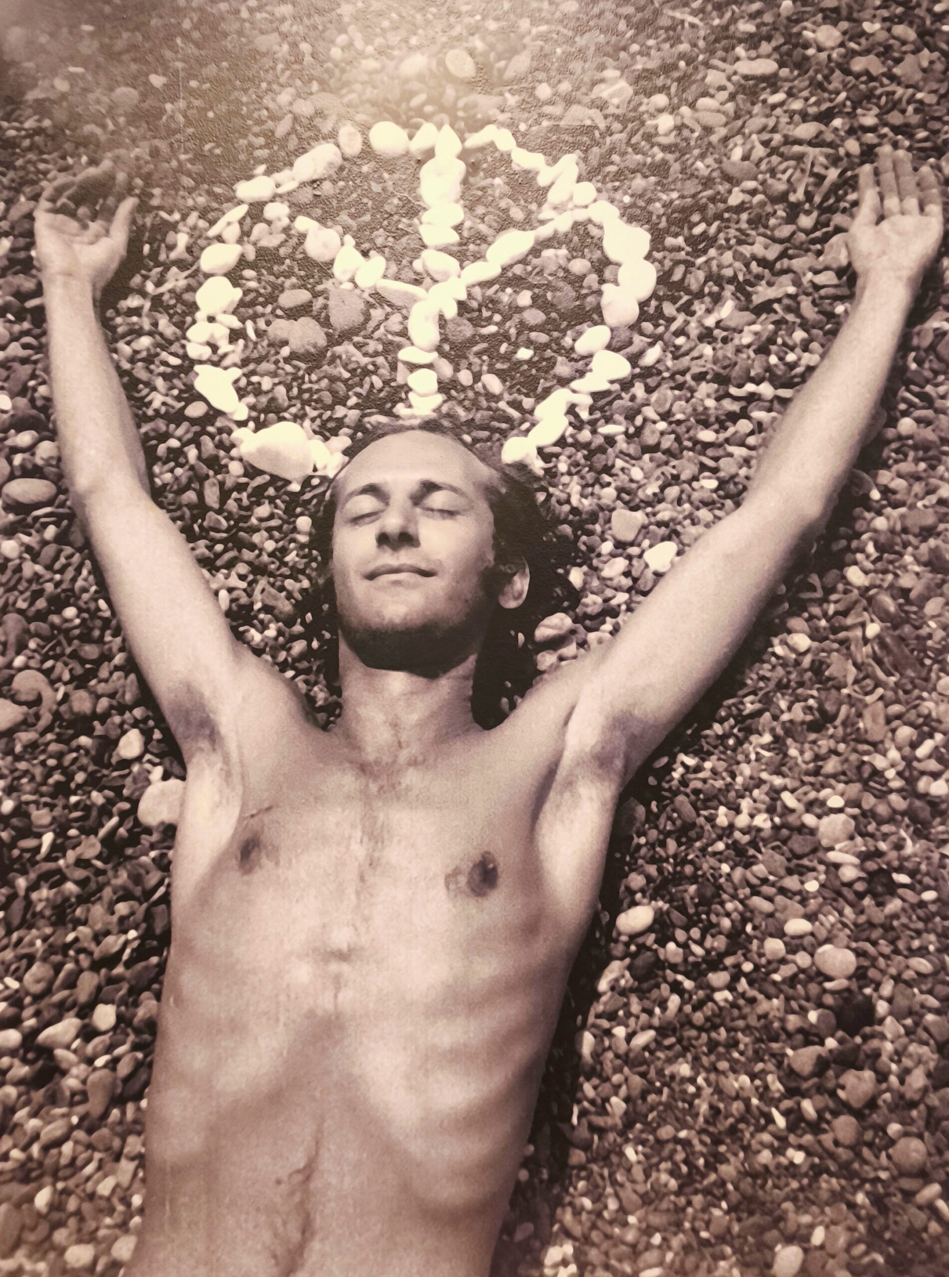 Αλέξης Ακριθάκης. Μια γραμμή Κύμα. Στο Μουσείο Μπενάκη