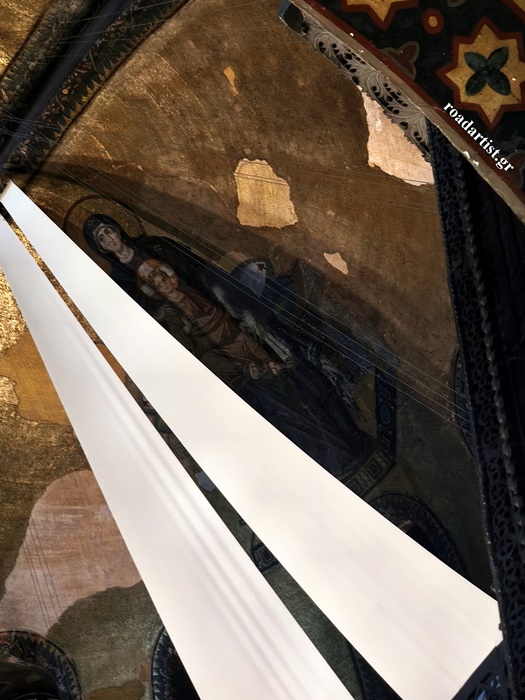Ένα σημείο απ' όπου μπορείς να δεις μια αγιογραφία της Παναγίας - πίσω από τα λευκά πανιά.