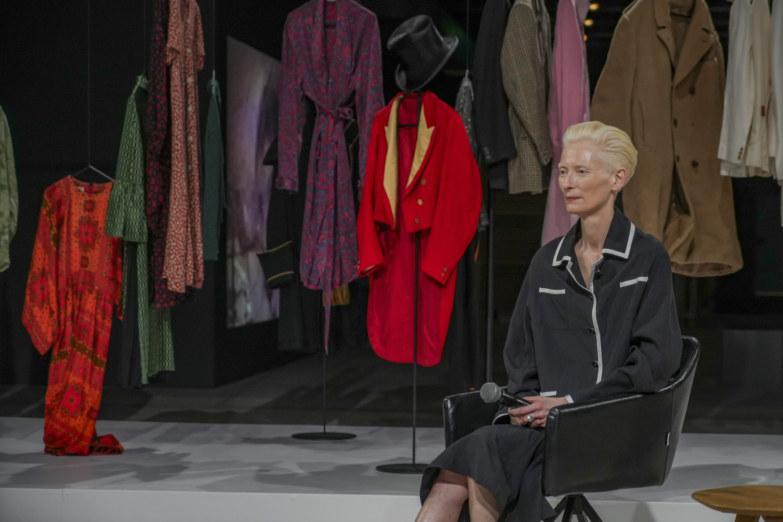 Η Tilda Swinton στην Αθήνα: «There is no reason to be alone, there are artists»